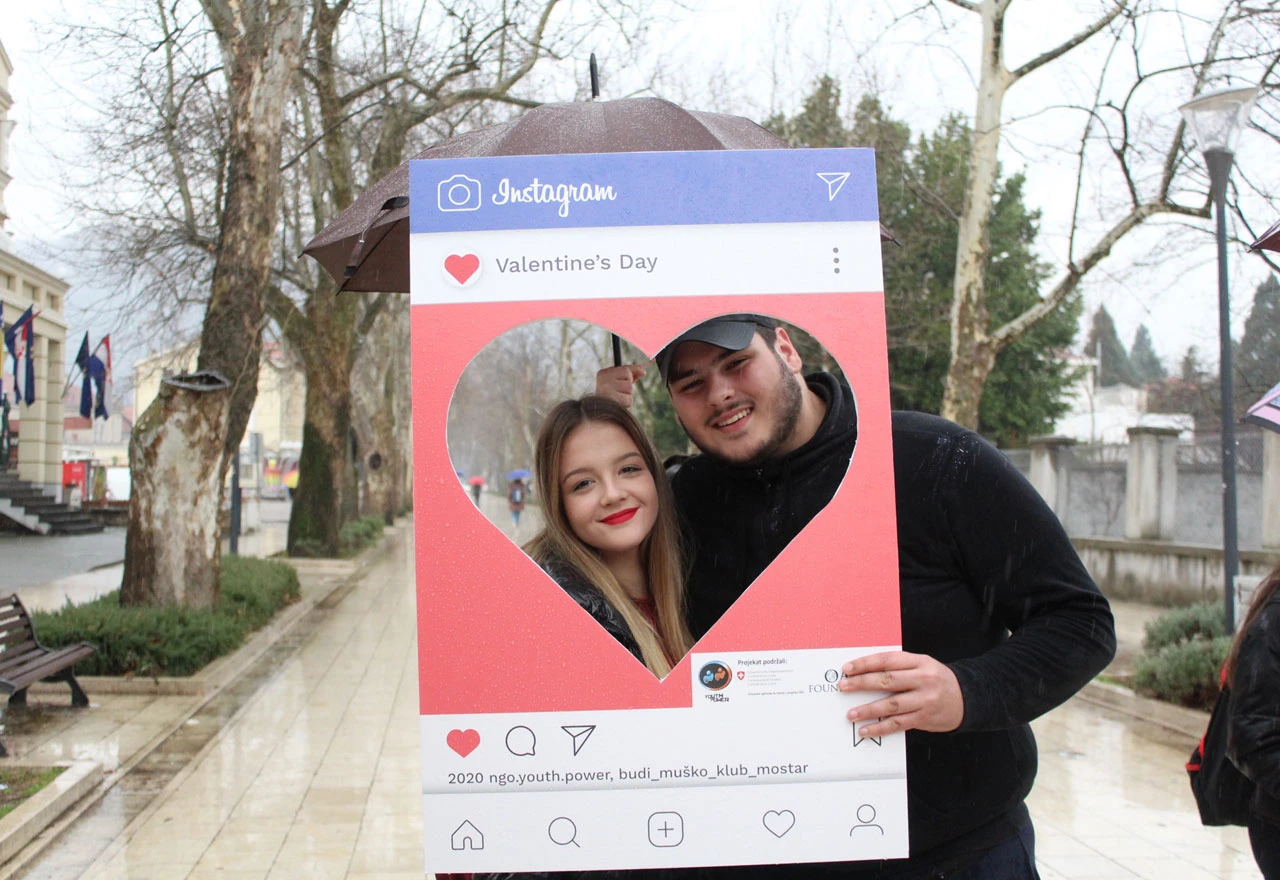 Širenje ljubavi u Mostaru: Čokoladice i fotografije raznježile prolaznike