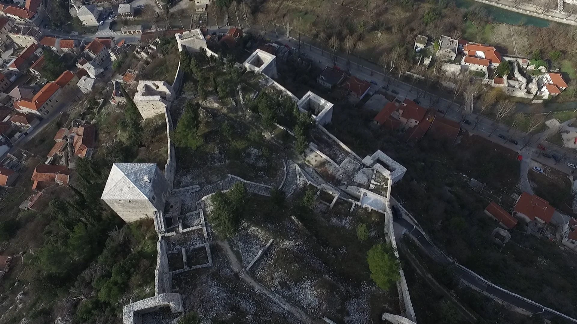 Općini Stolac naređeno: Mora se ukloniti križ na Starom gradu