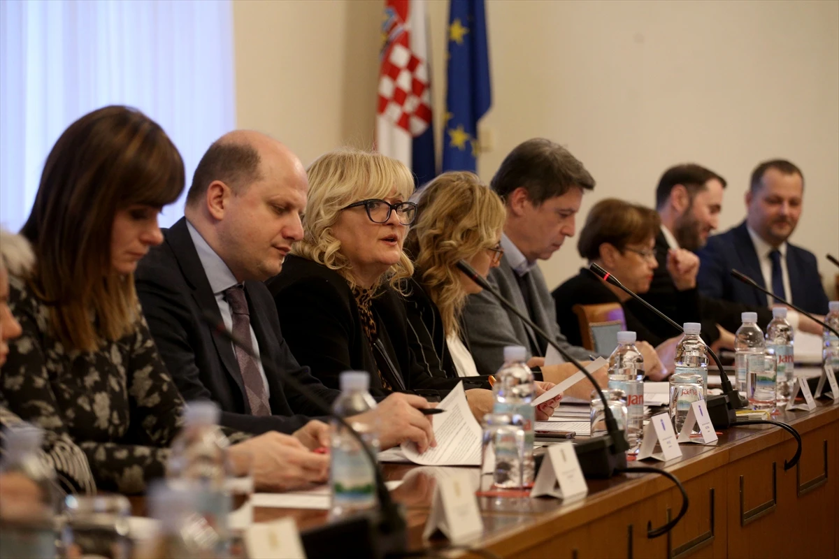 Skoro pola milijuna ljudi konzumira alkohol, drogu, kocka ili je ovisno o internetu
