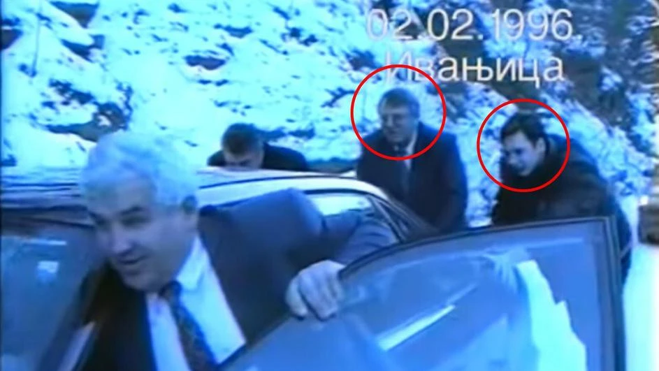 Video za antologiju: Šešelj i Vučić guraju auto po snijegu  
