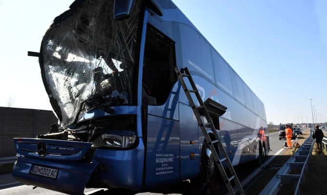 Sedmero ozlijeđenih u sudaru kamiona i autobusa 