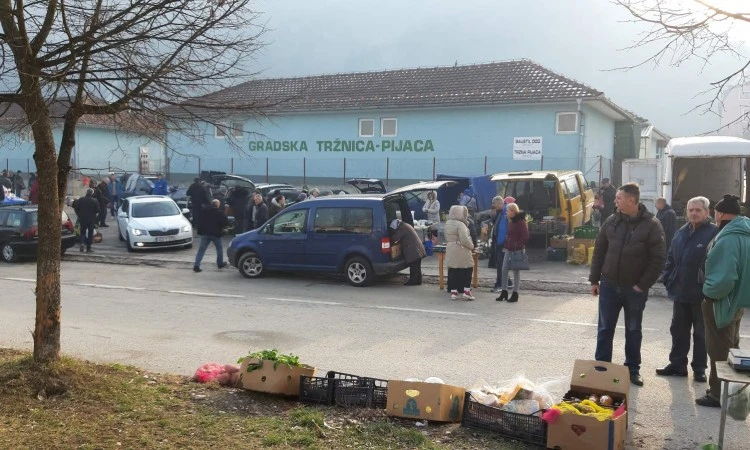 Gradska pijaca zaključana, prodaja na ulicama