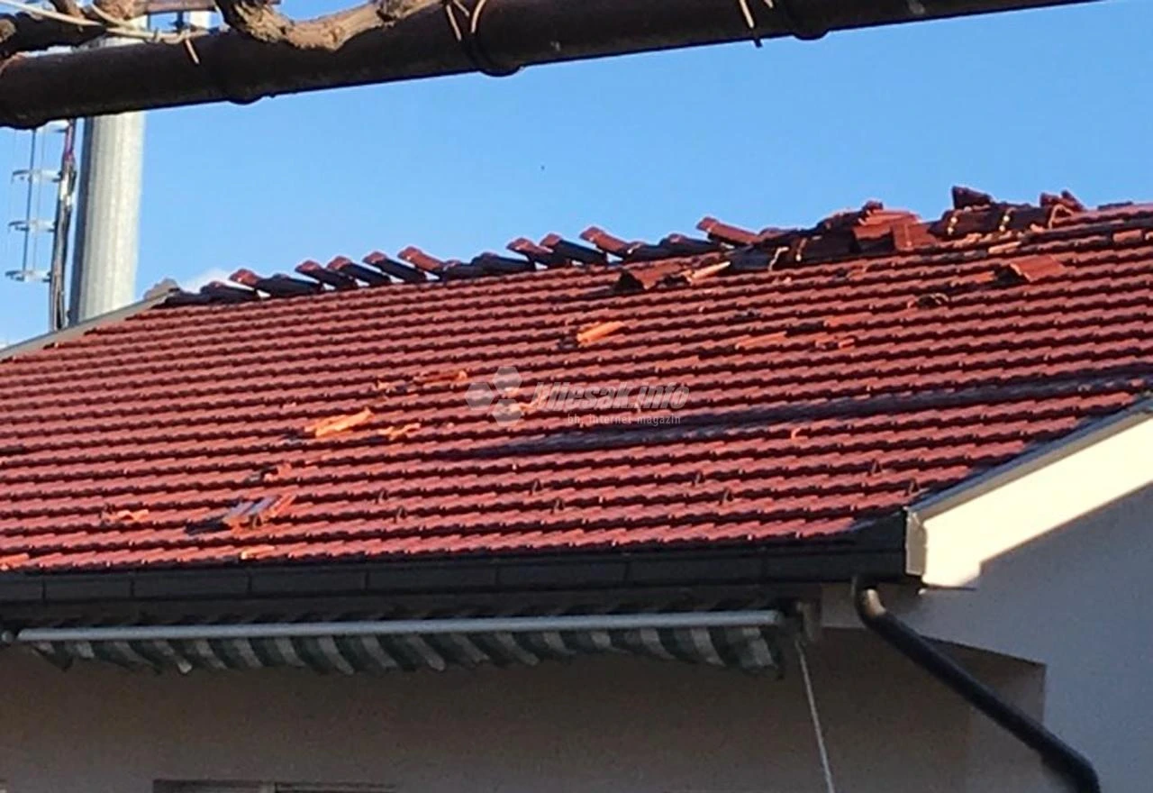 Čapljina: Vjetar srušio dimnjak i skinuo crijep s krovova