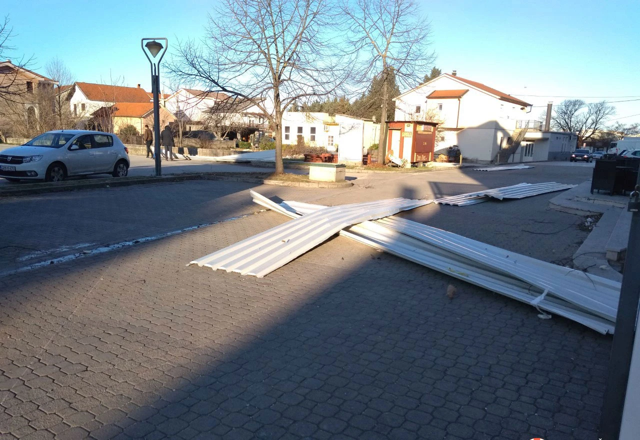 ŽZH: Oštećene kuće i dvorana, vatrogasci uklanjali stabla s prometnica