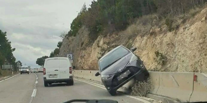 Bura u Makarskoj otpuhala Toyotu Yaris