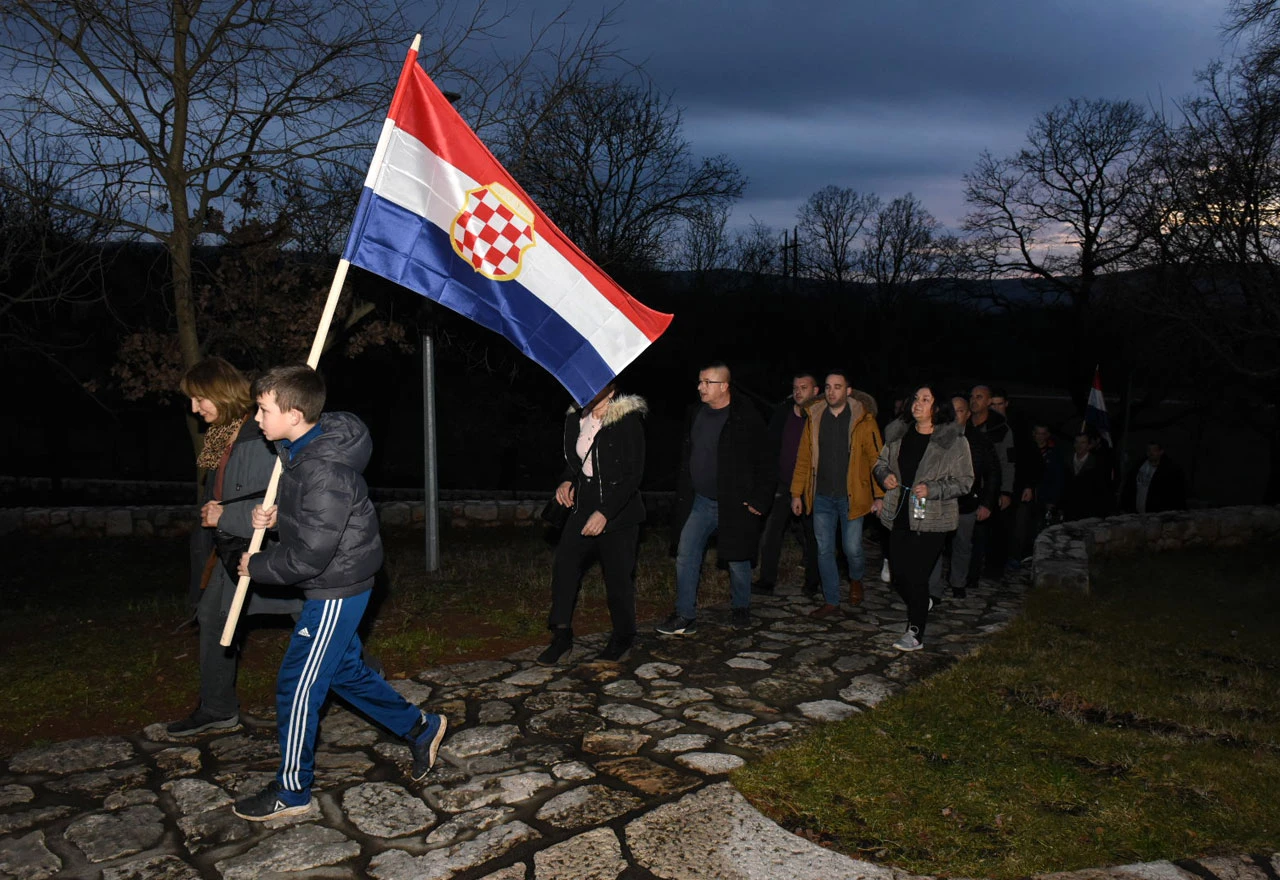 Iz Mokrog i Crnih Lokava održan mimohod sjećanja na pobijene širokobriješke franjevce i puk