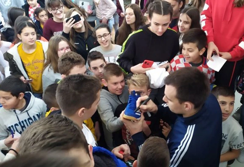 Marino Marić posjetio učenike O.Š. Cim i izazvao erupciju oduševljenja