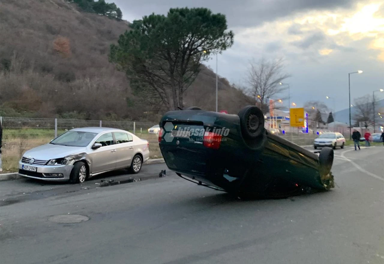 VW završio na krovu u krugu mostarskog Binga