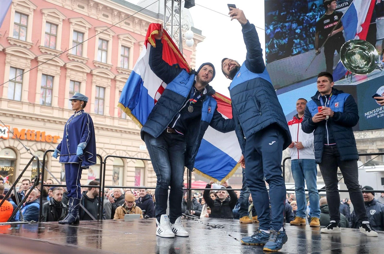 Na Jelačićevu trgu dočekani rukometaši