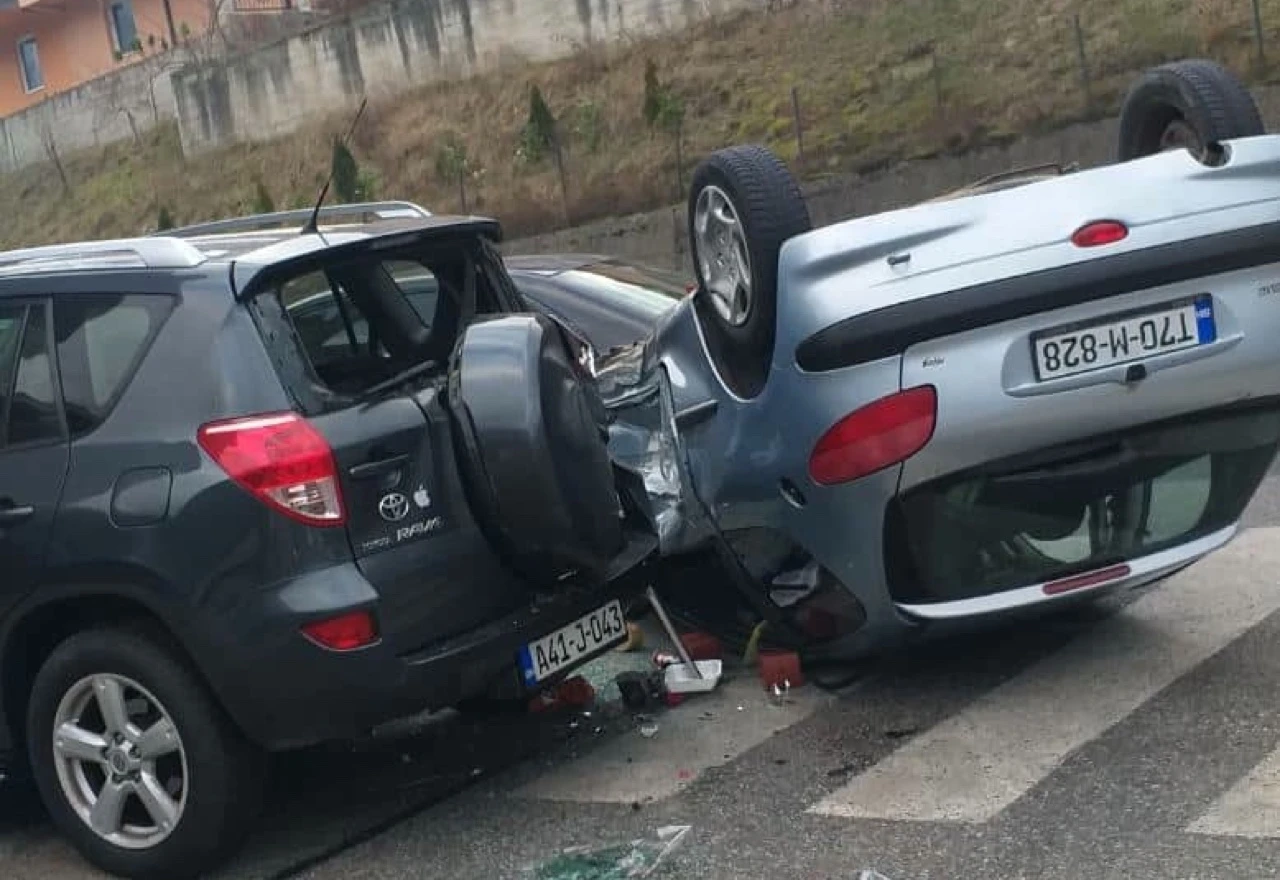 Teška prometna u Konjicu: Automobil završio na krovu