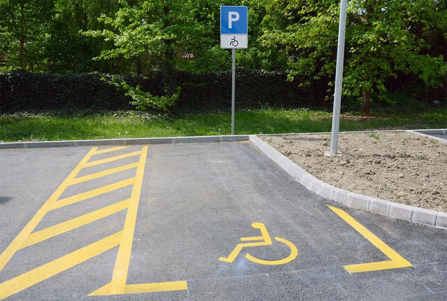 Znate li čemu služe žute pruge kraj parkinga za invalide?