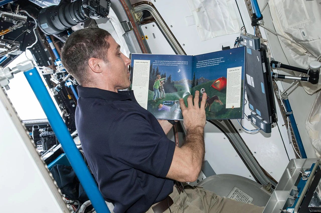 Totalna fora: Astronauti čitaju djeci priče iz svemira