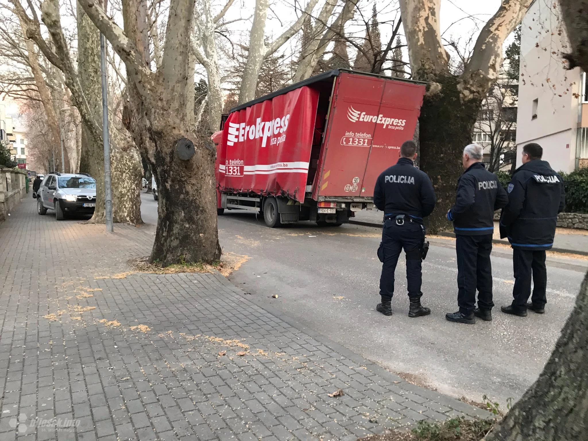 Mostar: Kamionom zakačio platan