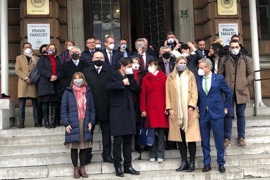 Zagađenje u Sarajevo: Veleposlanici pod maskama stigli na sastanak s Vladom