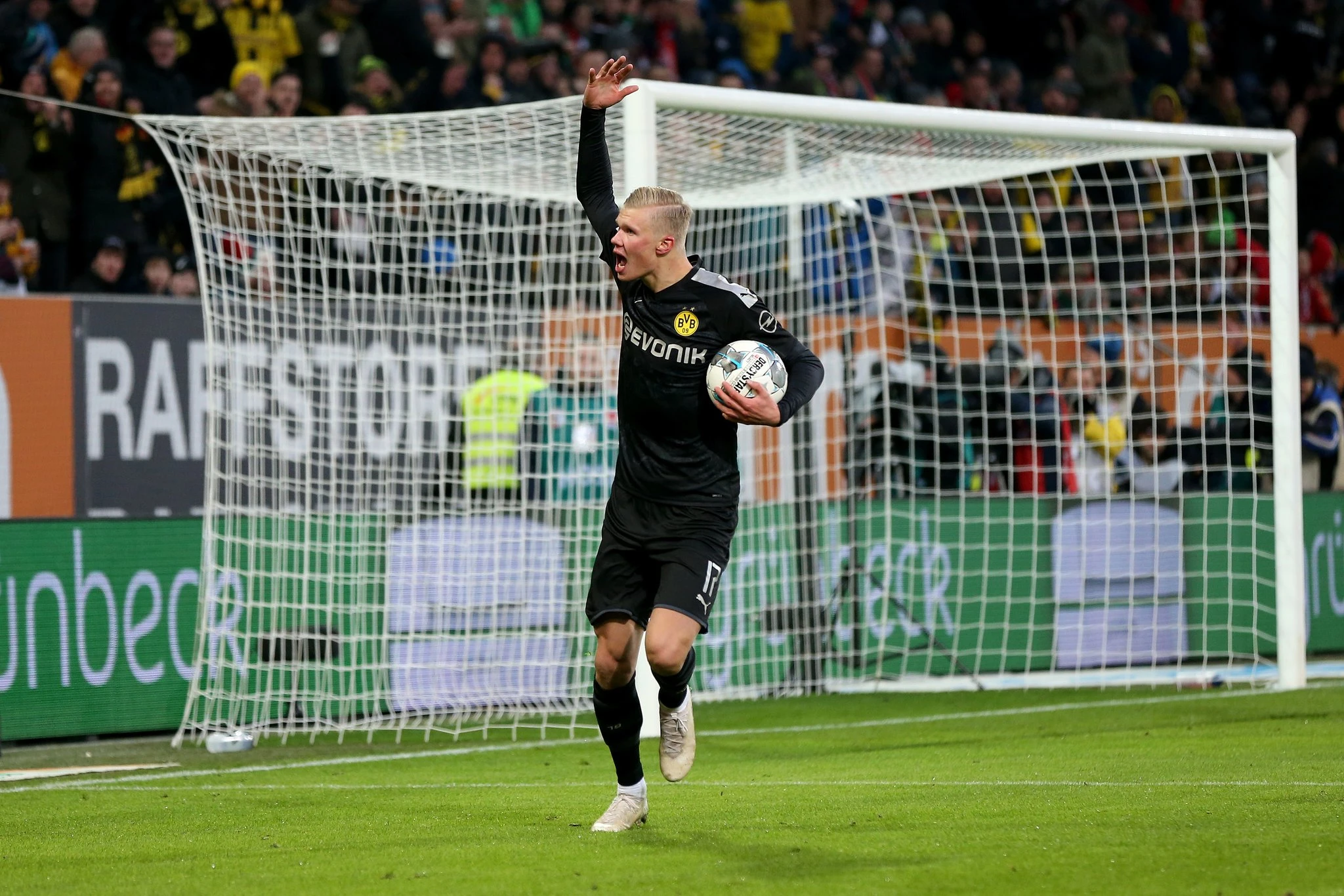 Borussia kupila čudo! Haaland ušao i zabio tri gola za preokret
