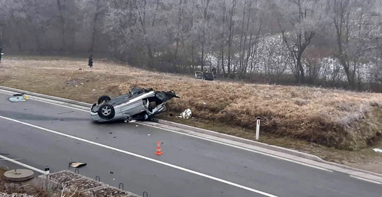 Tuzla: Preminuo vozač prepolovljenog automobila