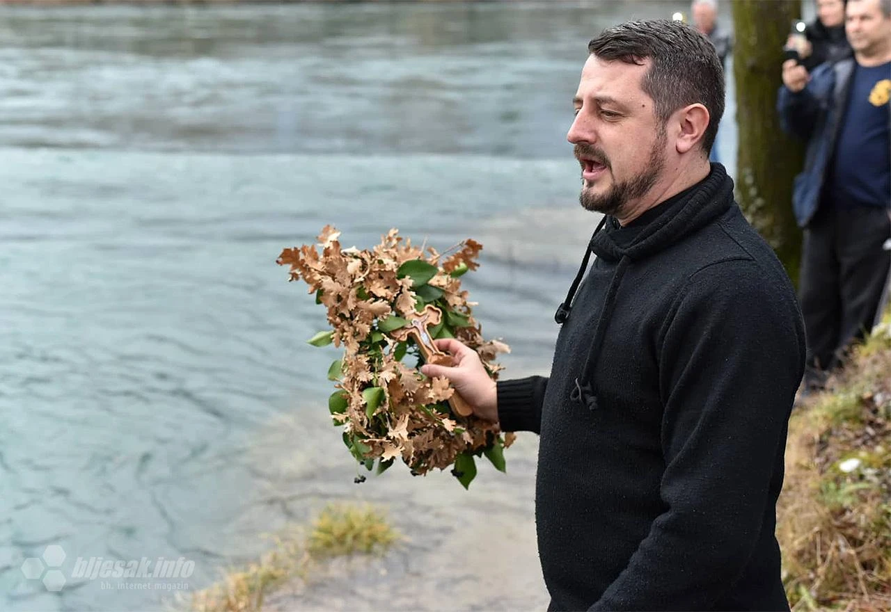 Plivanje za časni krst na rijeci Neretvi