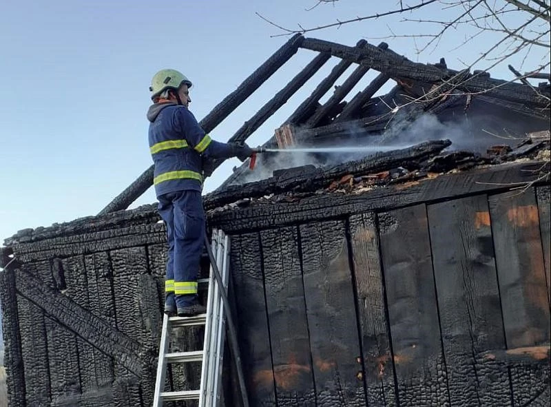 Zapalili travu, izgorjela kuća