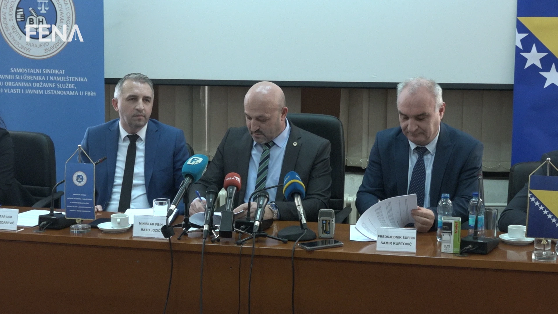 Potpisan Ugovor koji regulira prava državnih službenika i namještenika 