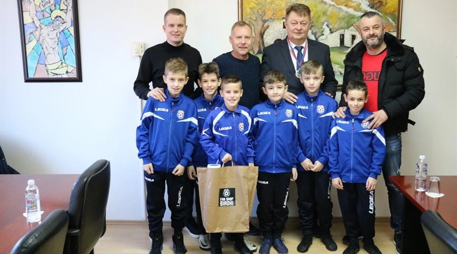 Mladi nogometaši Širokoga Brijega na prijamu kod predsjednika Vlade ŽZH