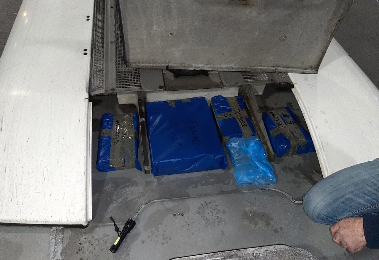 UNO: U krovu i ventilaciji autobusa pronašli mobitele