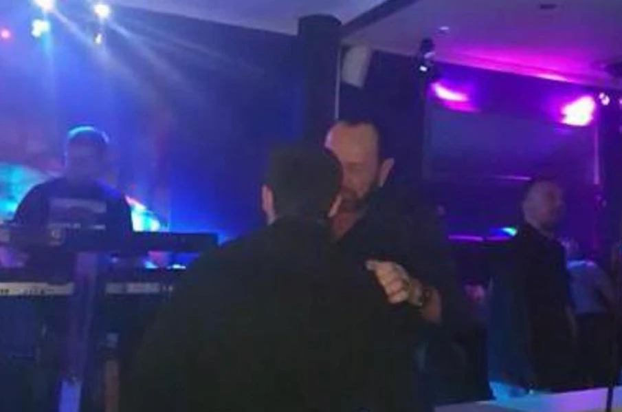 VIDEO | Čovjek 'skinuo' Kitića s bine