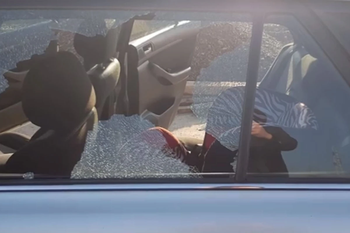 Drama u Prnjavoru: Zalutali metak pogodio automobil u vožnji