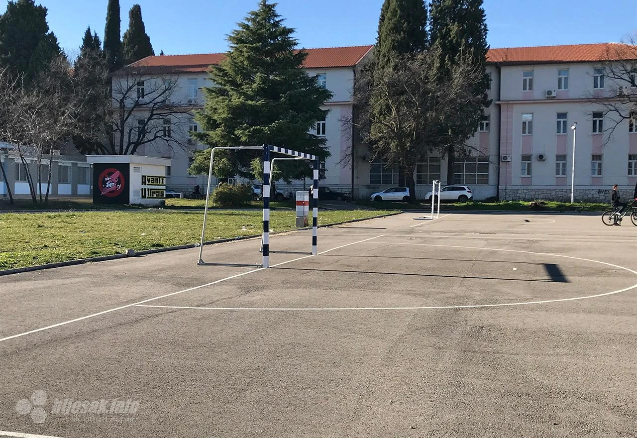 Vojničko igralište: Mreže na golovima uništene, atletskoj stazi ni traga