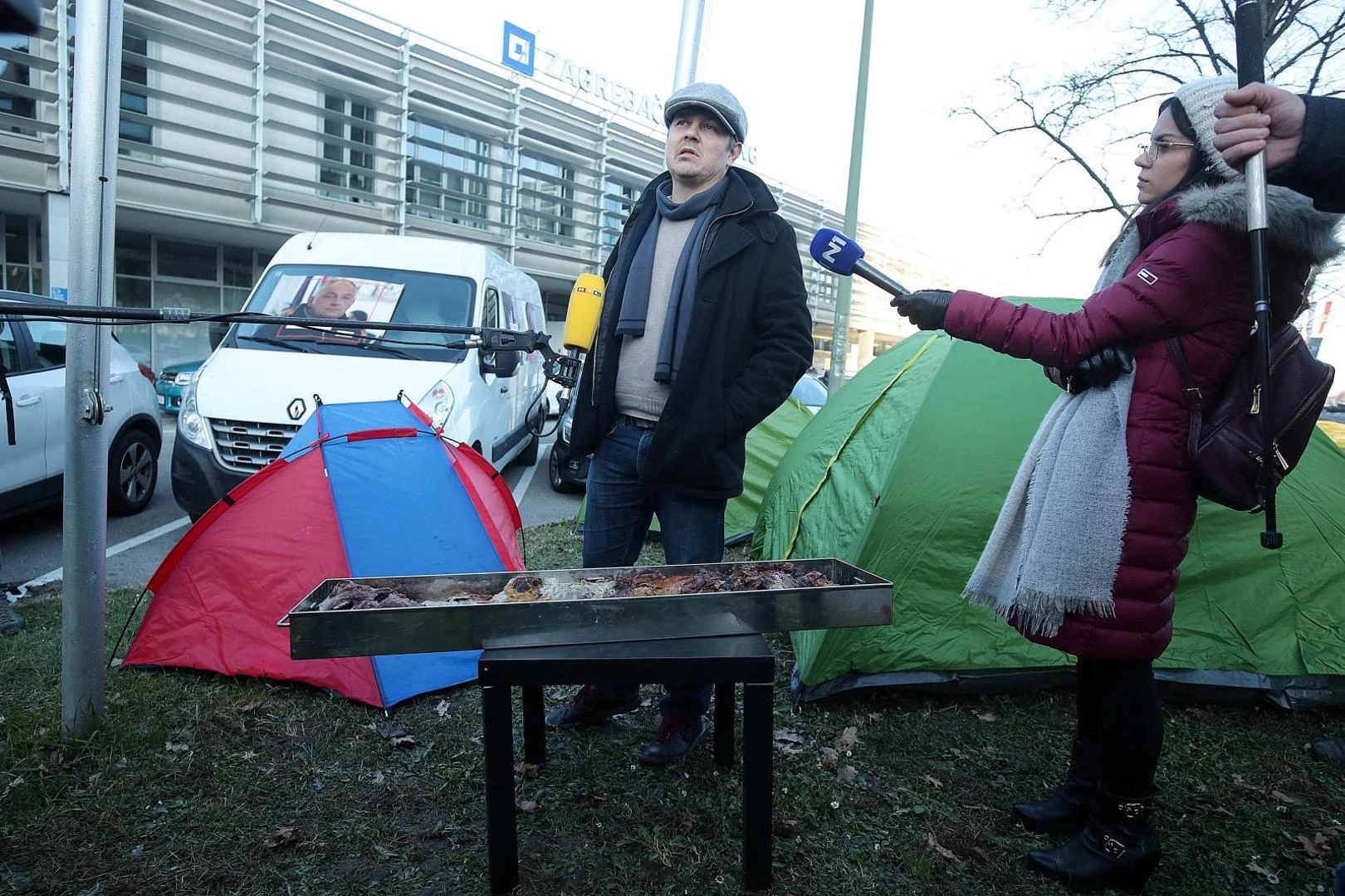 Juričan ispred Zagrebačkog holdinga podigao šator i pozvao na janjetinu