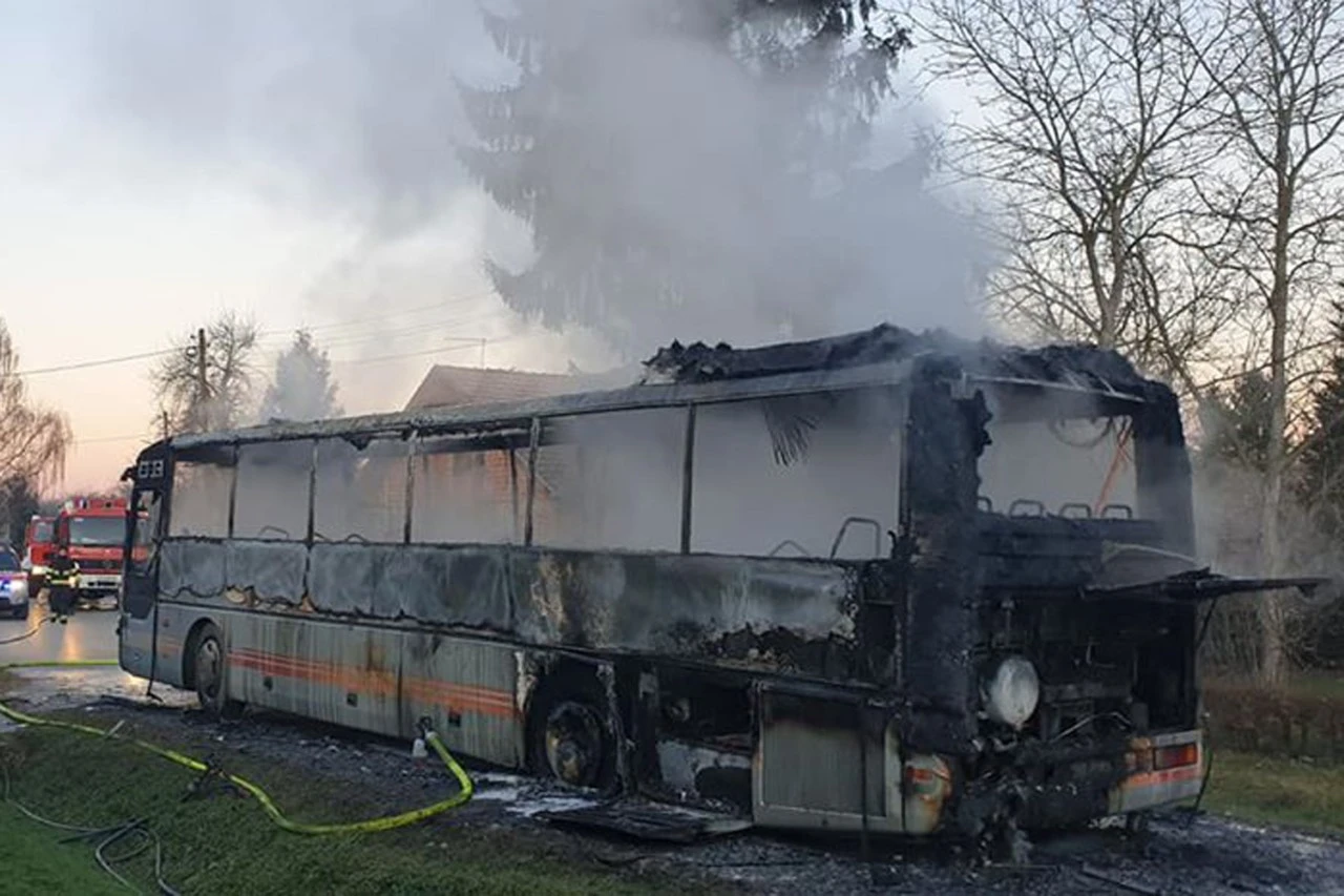 Izgorio školski autobus, djeca evakuirana