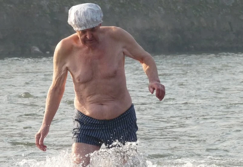 Zeničanin Hamid Begovac nastavio tradiciju kupanja u rijeci Bosni