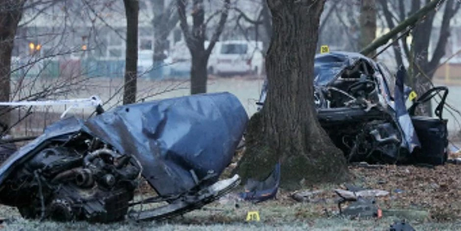 Troje mrtvih u sudaru, auto prepolovljen