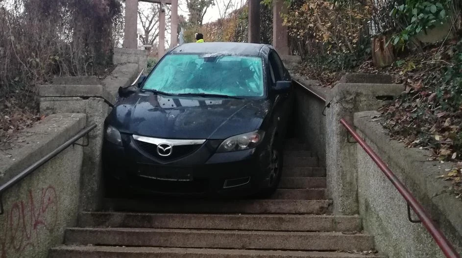 Zagreb: Pijana 23-godišnjakinja mazdom sletjela na Schlosserove stube