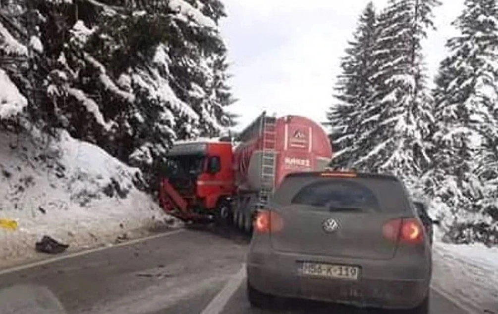 Sudar kod Olova: Poginuo bračni par, dijete u teškom stanju