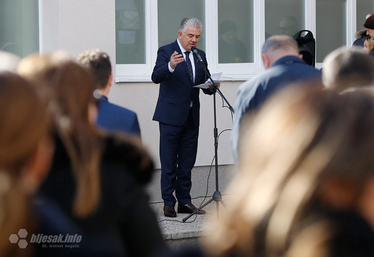 240,2 milijuna maraka čeka ruke zastupnika