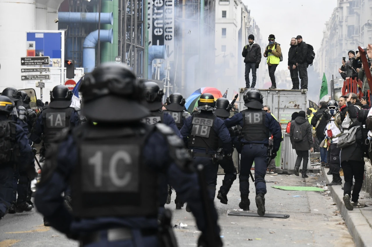 U sukobu demonstranata i policije uhićene tri osobe