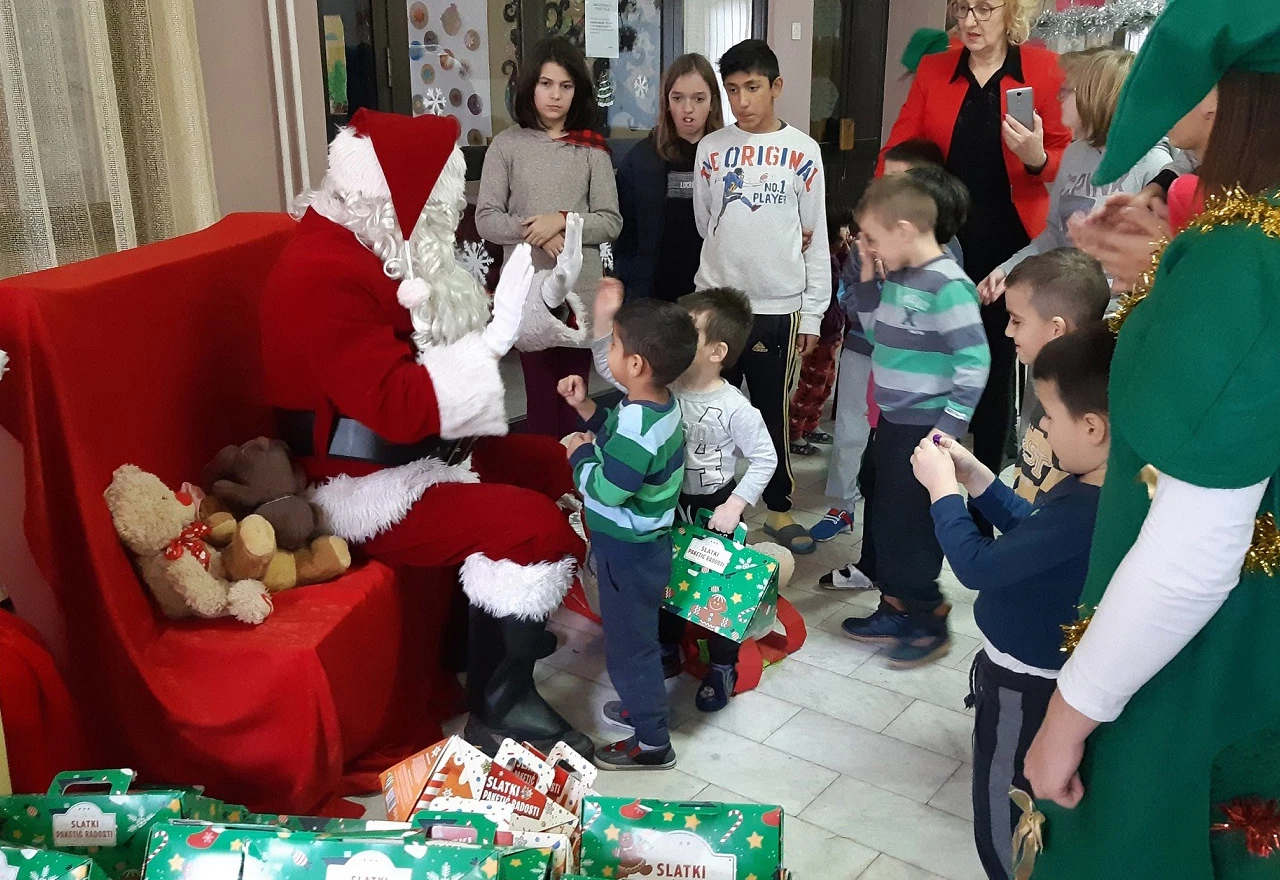 Konzum obradovao više od 450 mališana novogodišnjim paketićima