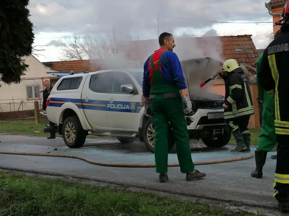 Policajci krenuli po migrante, pa im se zapalilo vozilo