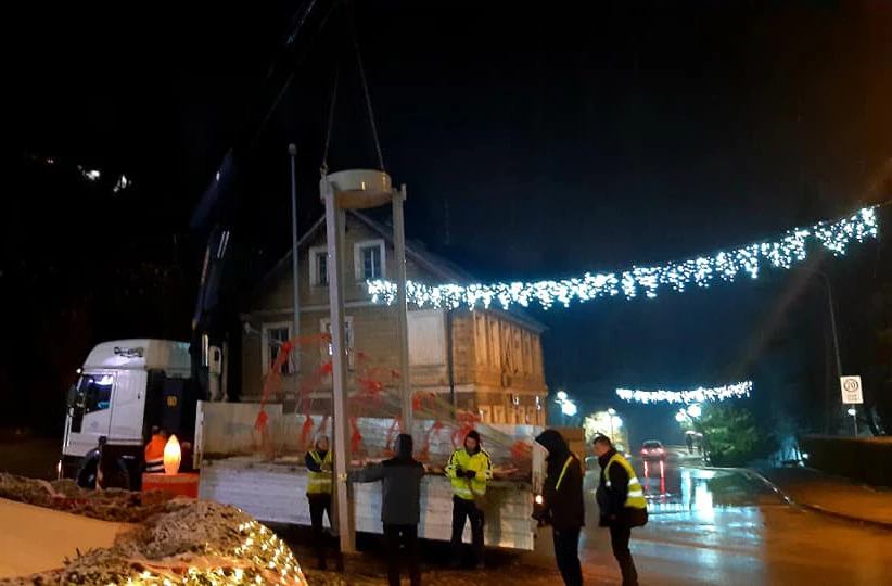 U Jajcu postavljena božićna jelka od šest metara