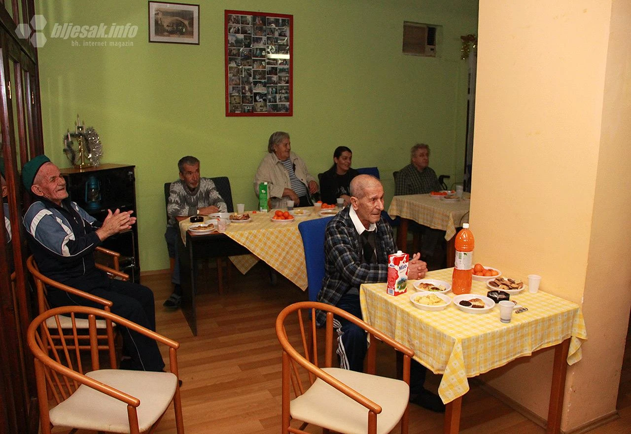 Dirljiv susret u Mostaru: Mladi zapjevali starima
