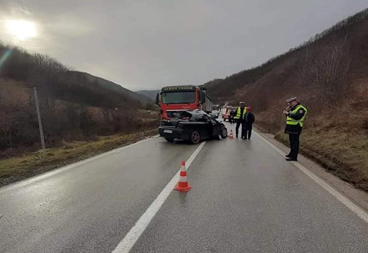 U direktnom sudaru poginuo 20-godišnjak