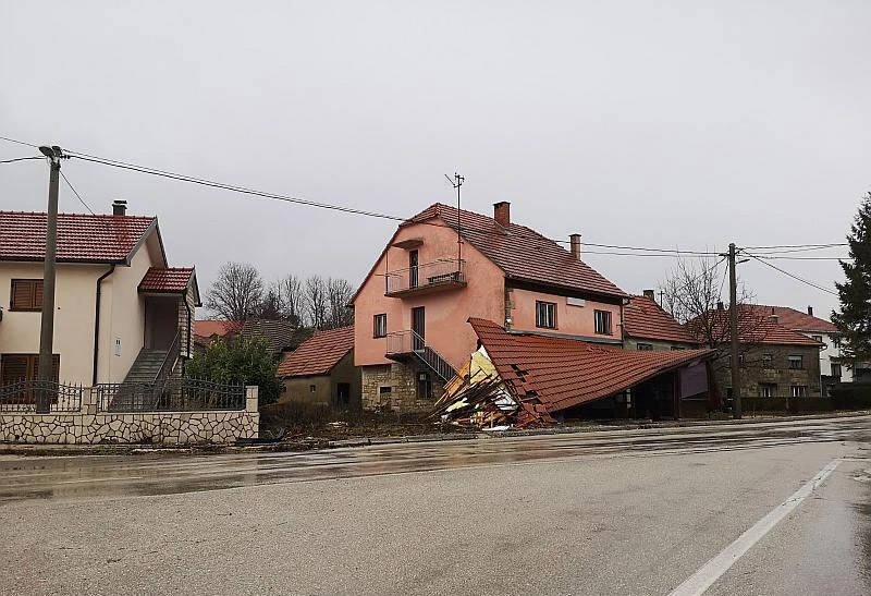 Tomislavgrad: Automobil se zabio u ugostiteljski objekt i srušio krov 