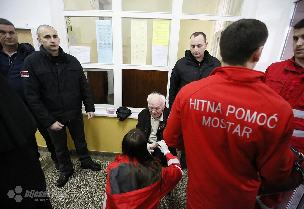 Mostar: Starac ozlijeđen na biralištu, intervenirala Hitna pomoć