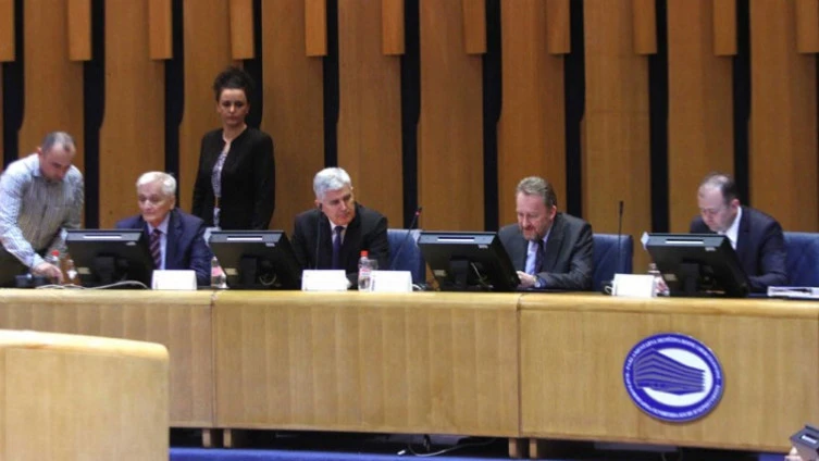 Izabrani članovi povjerenstva koje će bh. građani debelo plaćati