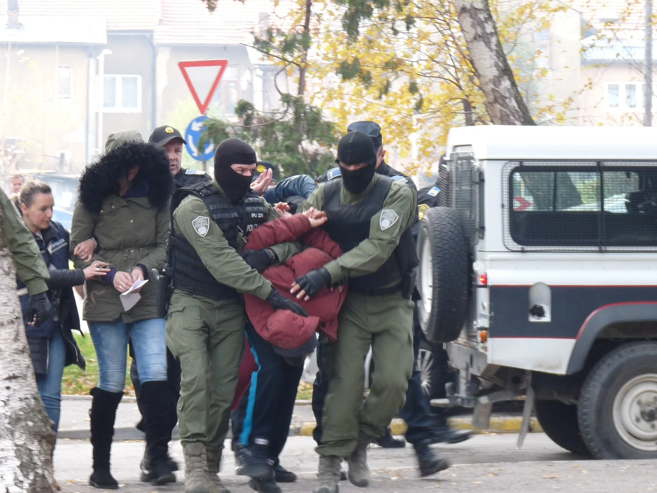 Akcija "Mreža III" završena uhićenjem 20 osoba i pronađenom drogom, pištoljima i bombama