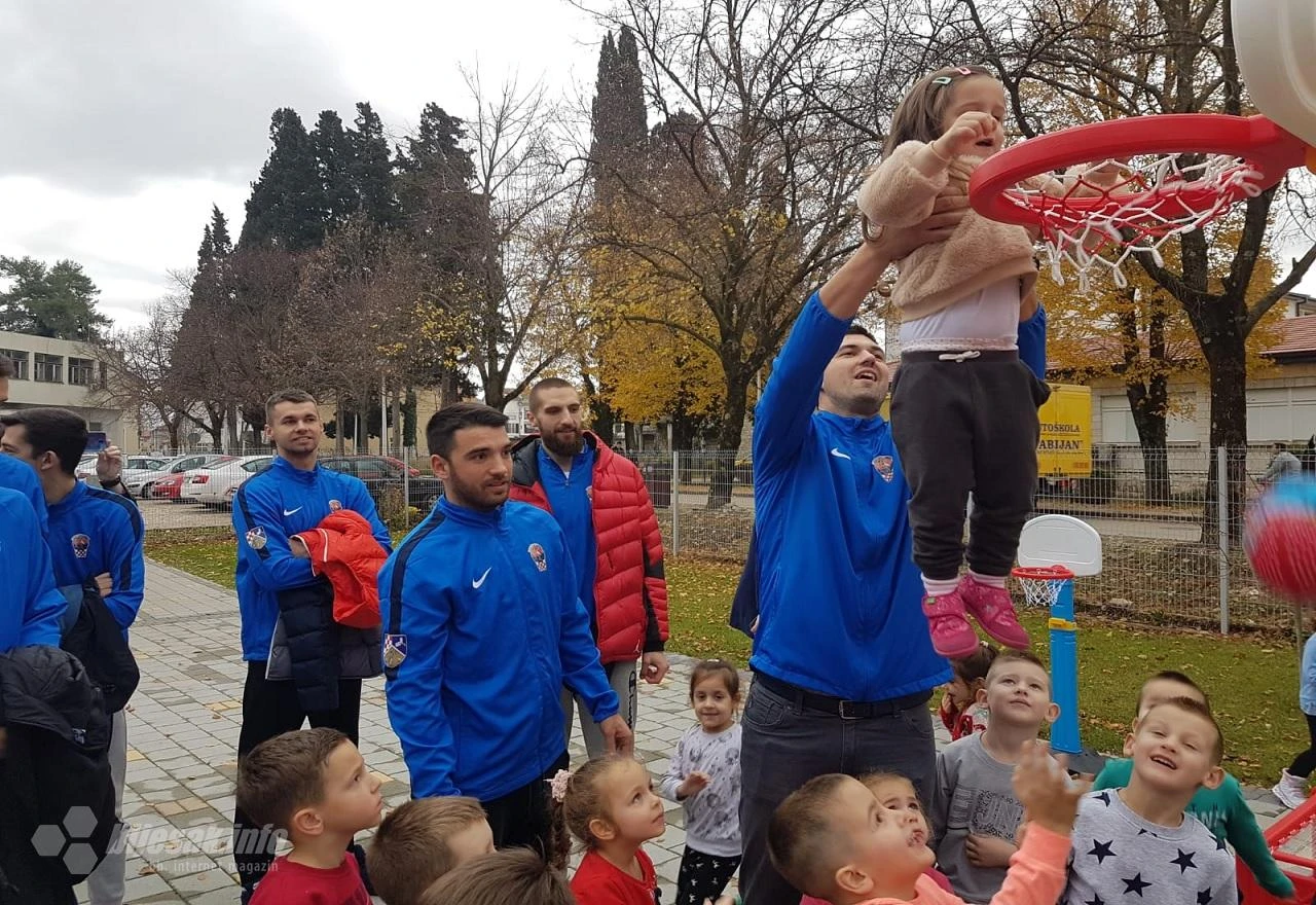 Čapljina: Košarkaši poklonili igračke vrtićkoj djeci