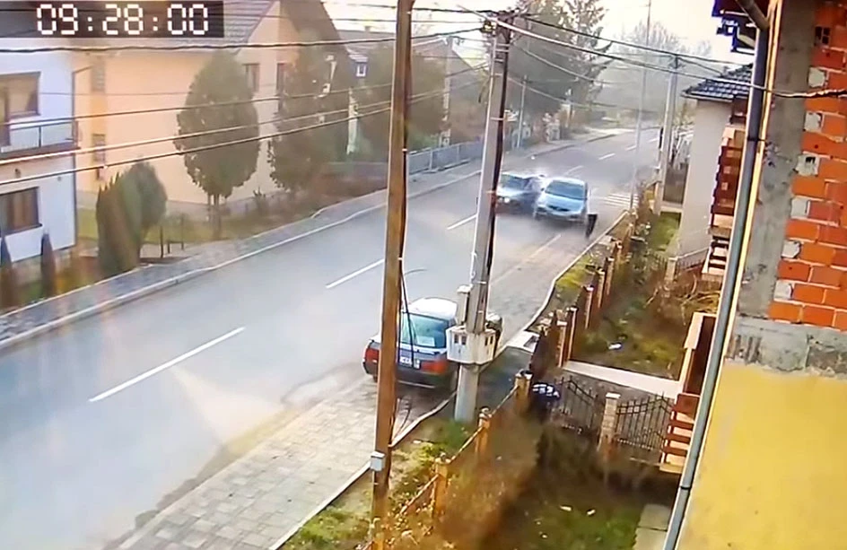 Snimka stravične prometne nesreće: Pješak za dlaku izbjegao smrt