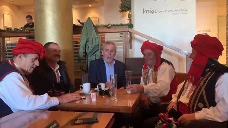 VIDEO | Bandić usred kafića glasno pjevao gangu