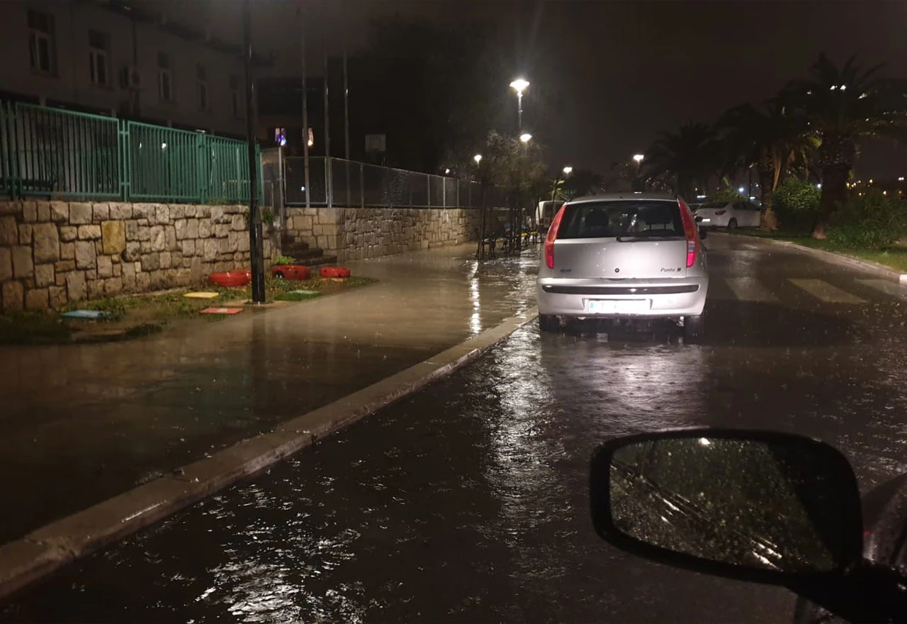 Nova oluja na Jadranu: Rive pod morem, vjetar puše preko sto na sat