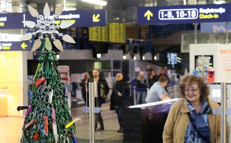 Božićna jelka od noževa, škara, žileta